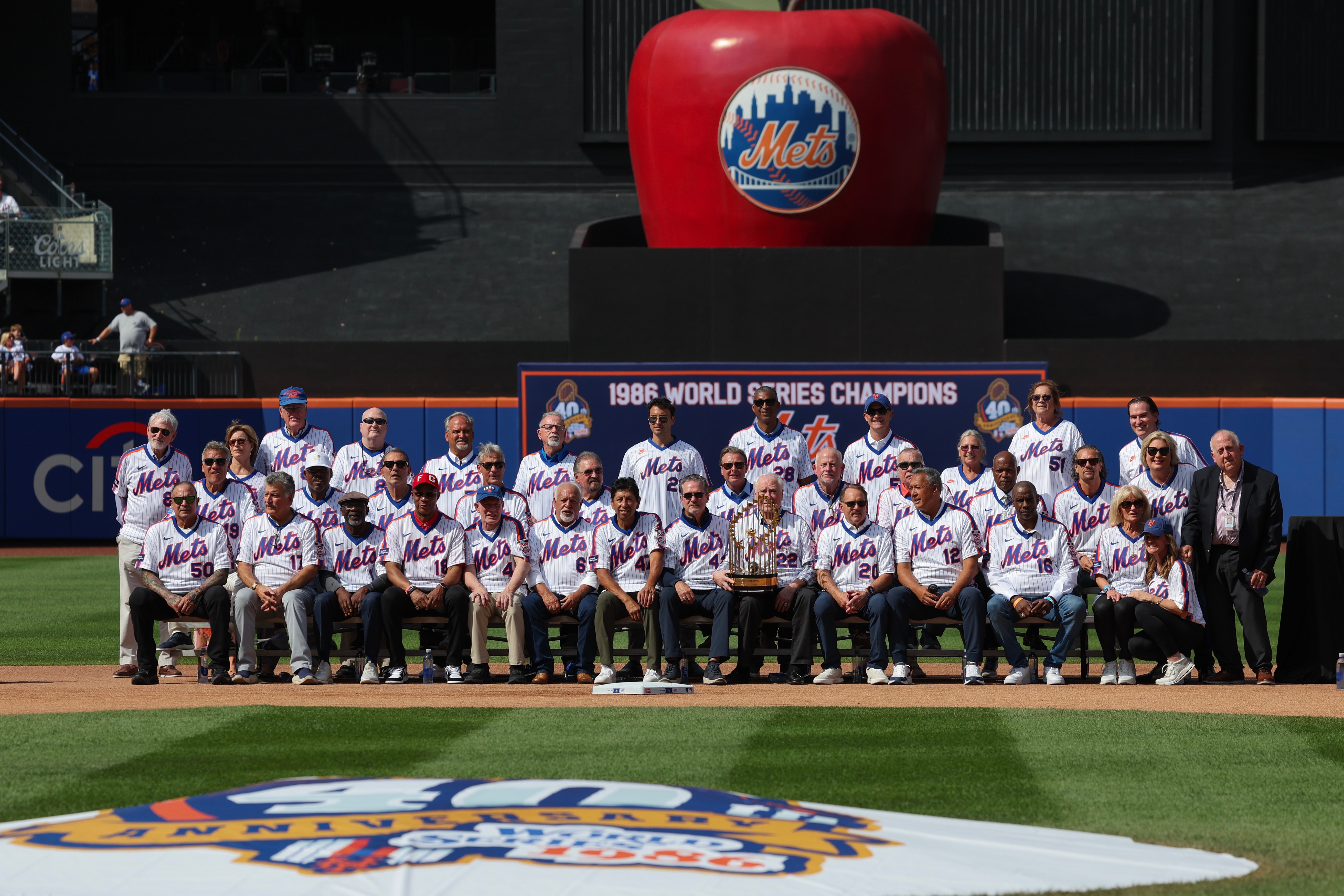 Members of the 1986 New York Mets team that won a World Series and family members pose for a group photo during a reunion celebration for the team, Saturday, Aug. 1, 2026, in New York. 