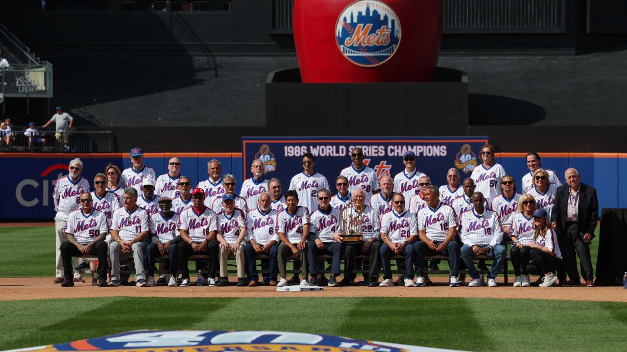 Members of the 1986 New York Mets team that won a World Series and family members pose for a group photo during a reunion celebration for the team, Saturday, Aug. 1, 2026, in New York.
