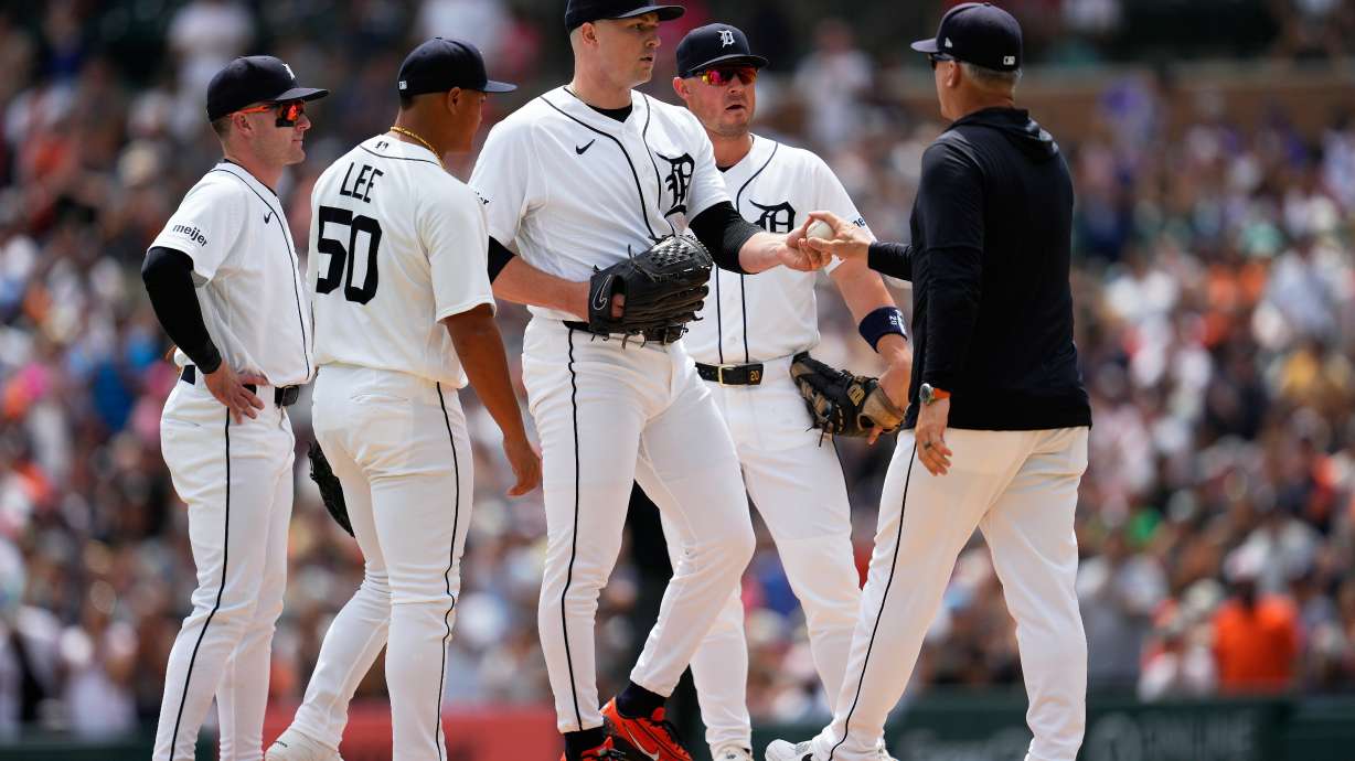 El mánager de los Tigres de Detroit, A.J. Hinch (a la derecha), le quita la pelota al lanzador Tarik Skubal durante la séptima entrada de un partido de béisbol contra los Orioles de Baltimore, el miércoles 29 de julio de 2026, en Detroit.