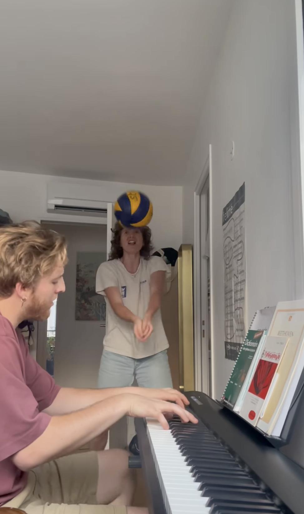 Have you seen this? Woman plays volleyball while singing Dolly Parton