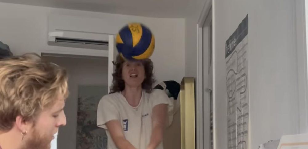 Have you seen this? Woman plays volleyball while singing Dolly Parton