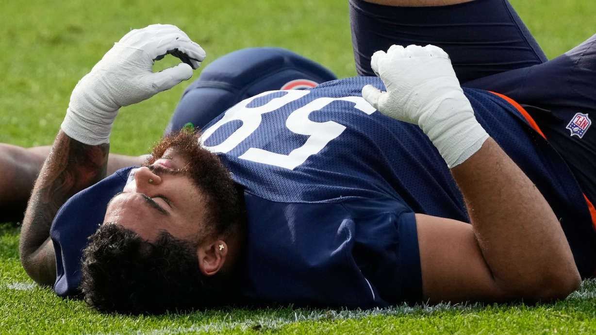 Chicago Bears offensive line Darnell Wright warms up during practice at the team's NFL football training camp, Friday, July 31, 2026, in Lake Forest, Ill.