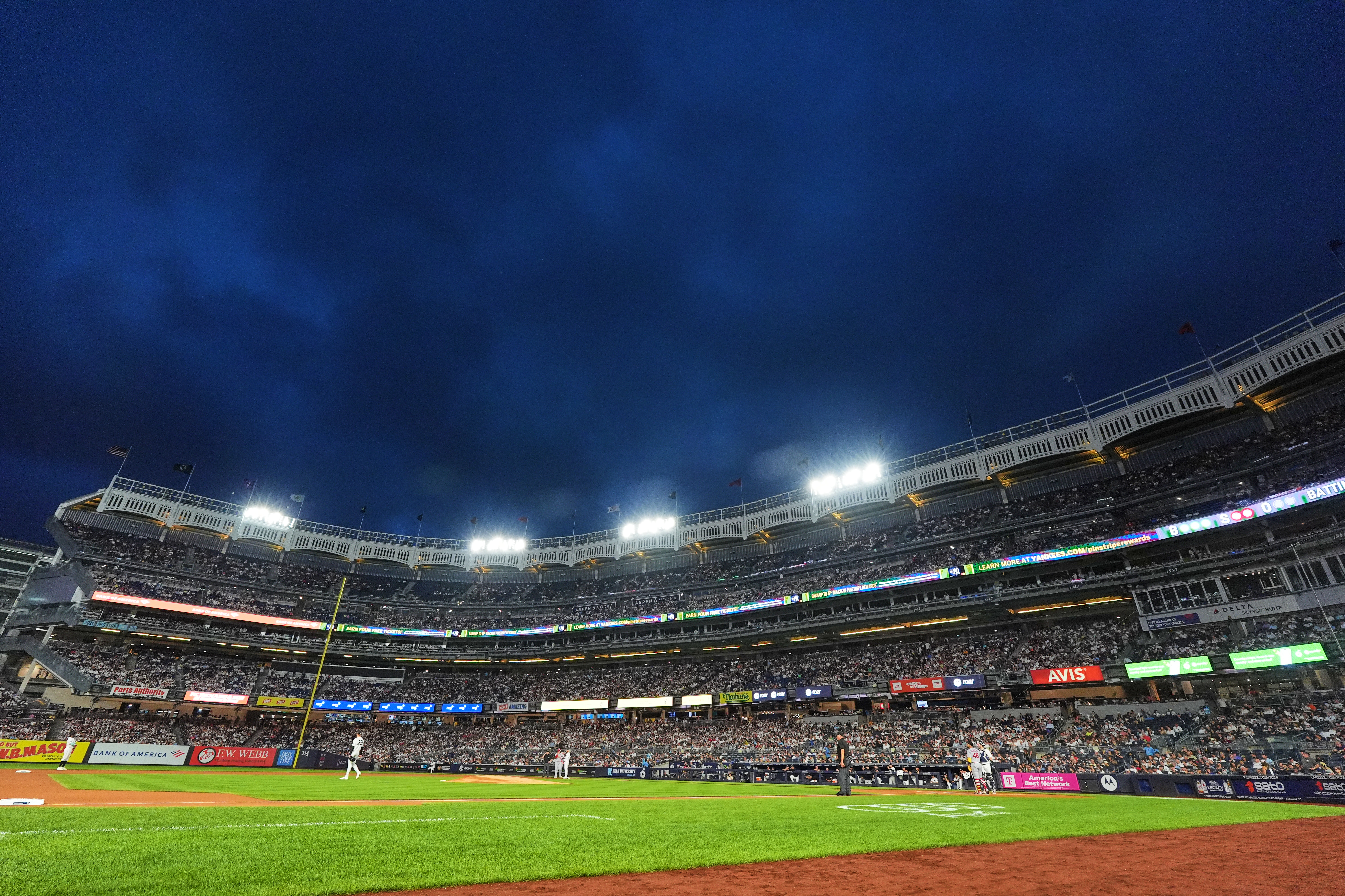 Play is stopped after lights lost power during the first inning of a baseball game between the New York Yankees and the St. Louis Cardinals Wednesday, Aug. 5, 2026, in New York. 