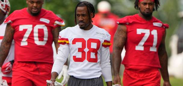Josh Simmons is back at full speed, providing a key shield for Patrick Mahomes in Chiefs camp