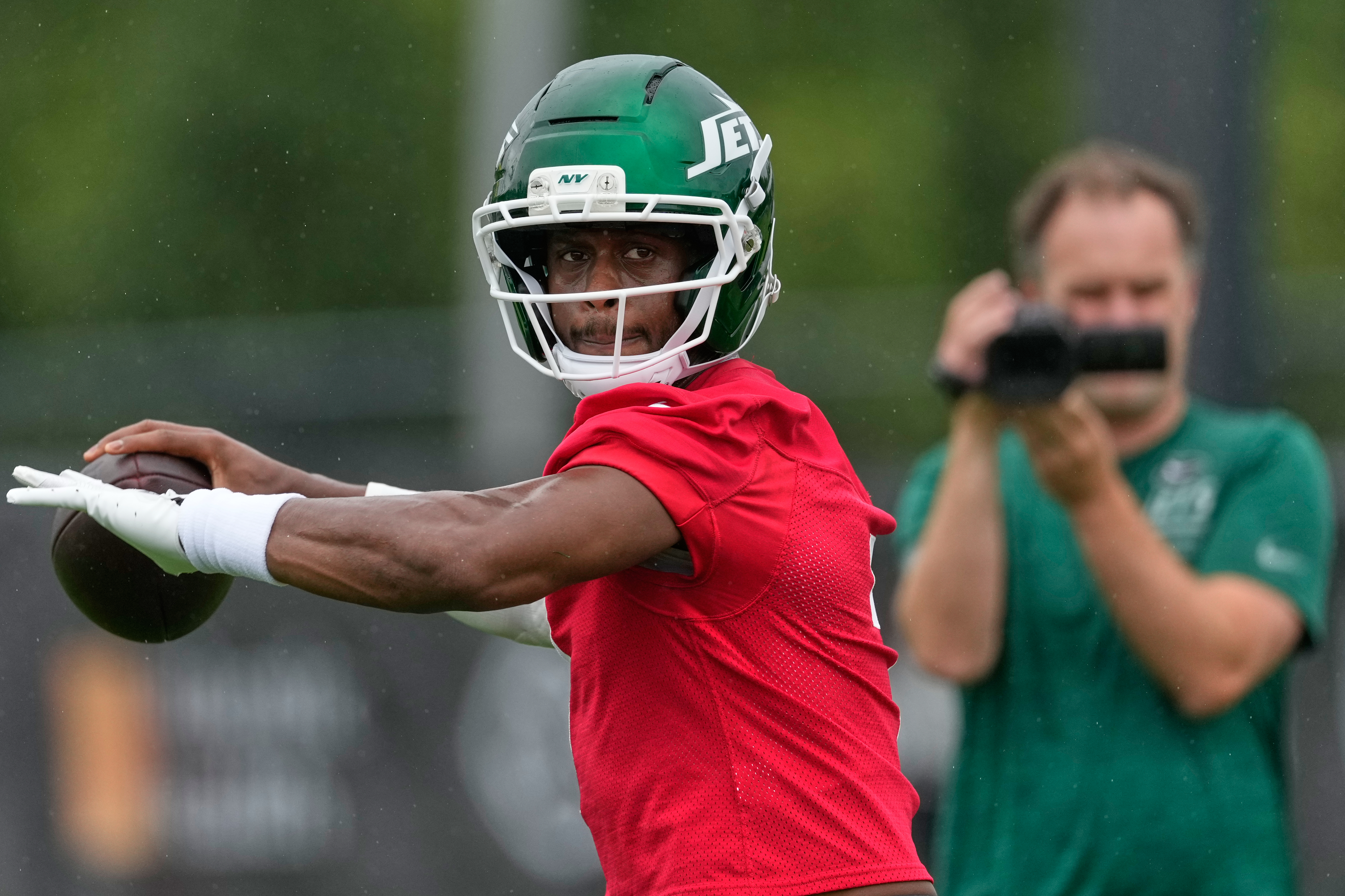 New York Jets quarterback Geno Smith throws during practice at the team’s NFL football training camp in Florham Park, N.J., Thursday, July 30, 2026. 