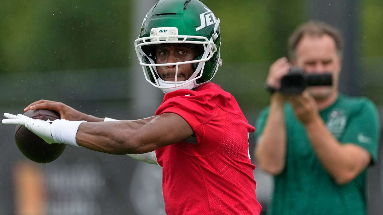 New York Jets quarterback Geno Smith throws during practice at the team’s NFL football training camp in Florham Park, N.J., Thursday, July 30, 2026.