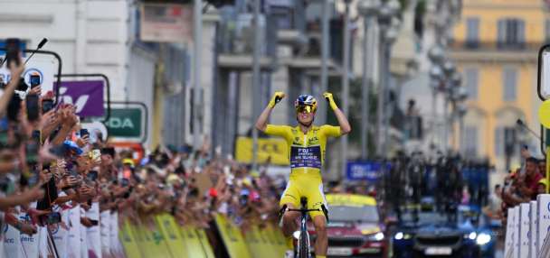 Tears of joy for Demi Vollering after winning the Women's Tour de France for the second time