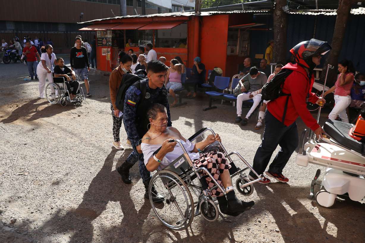 Patients are evacuated from a hospital after an earthquake struck Cali, Colombia, Monday.