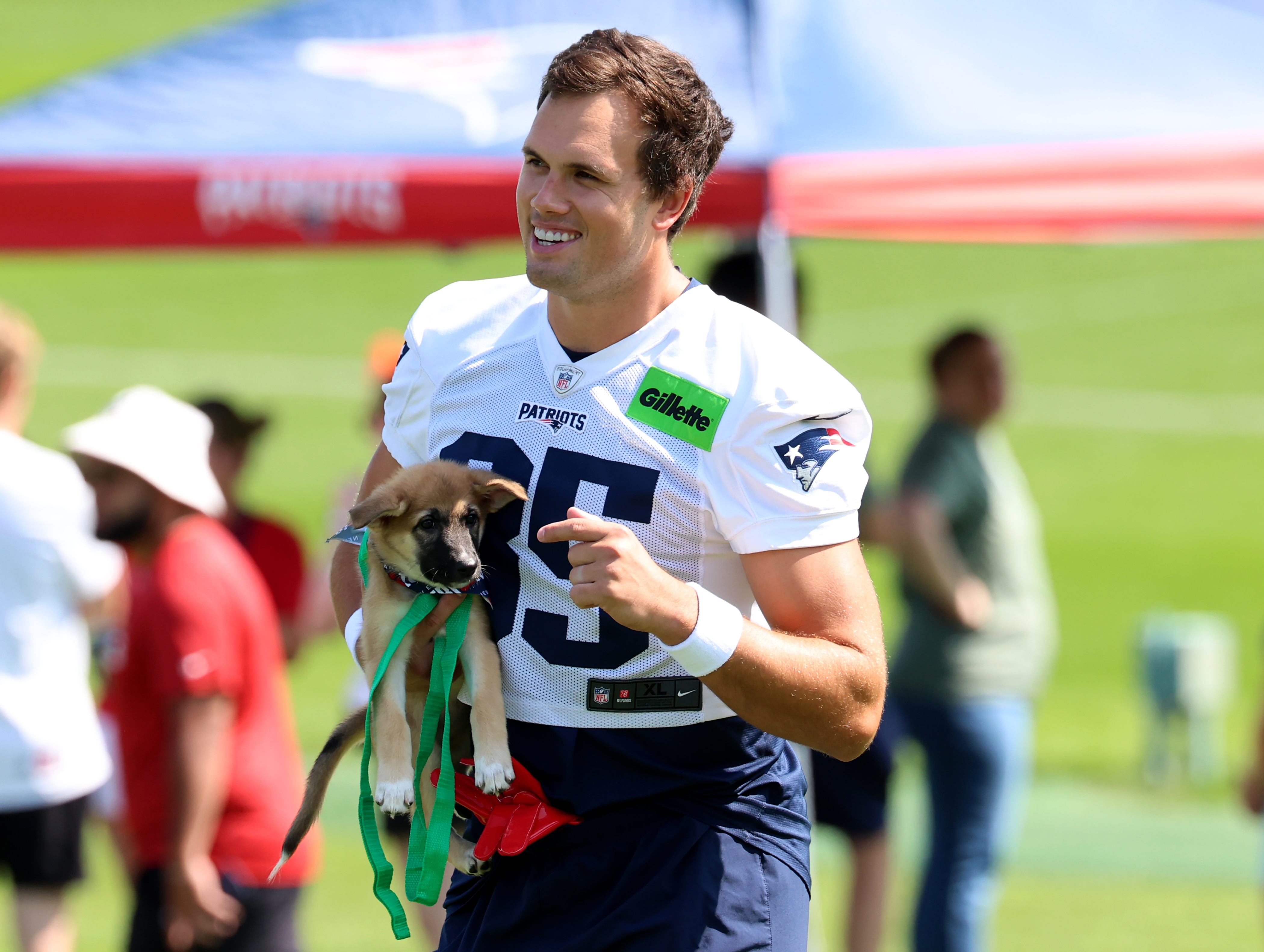 Hunter Henry ends limbo, signing a 2-year extension with Patriots through 2027