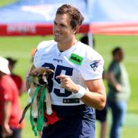 Hunter Henry ends limbo, signing a 2-year extension with Patriots through 2027