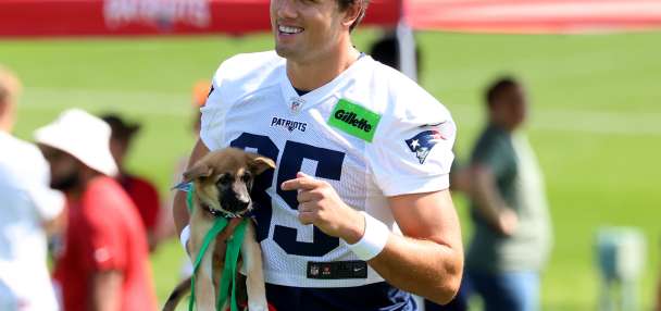 Hunter Henry ends limbo, signing a 2-year extension with Patriots through 2027