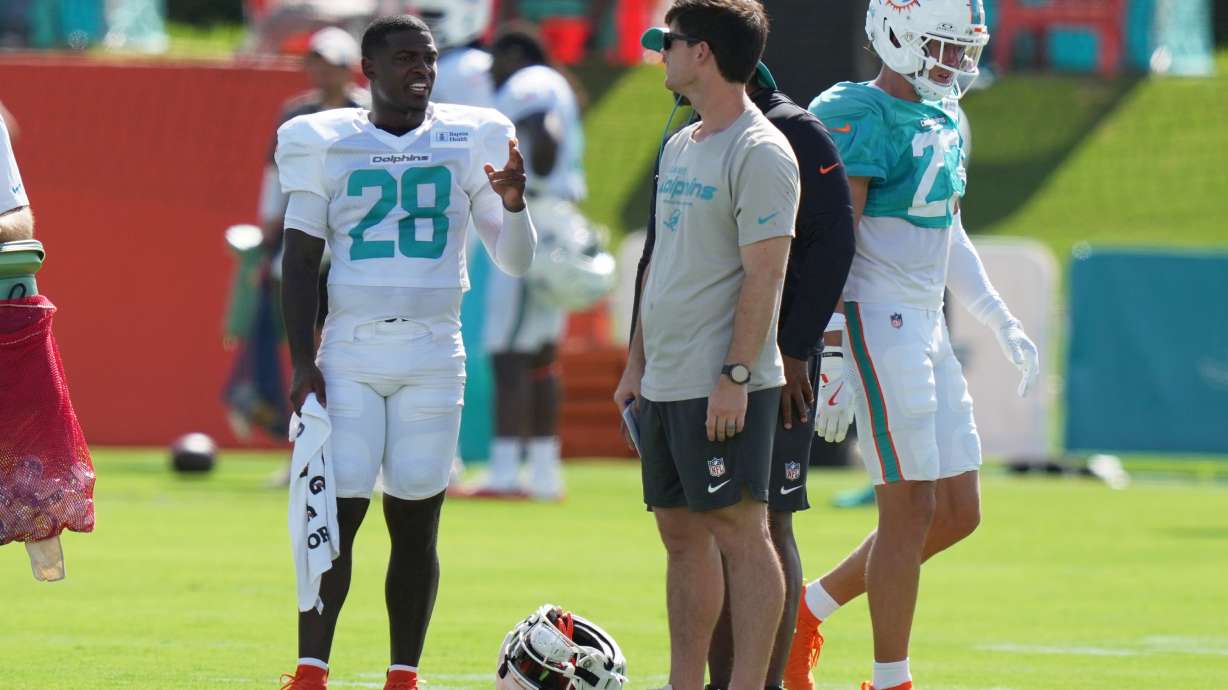 Miami Dolphins running back De'von Achane (28) does drills during practice at the team's NFL football training camp, Monday, Aug. 10, 2026, in Miami Gardens, Fla.