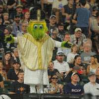 Reds rally late, beat the White Sox 5-4 in the 10th to spoil pope hat giveaway night