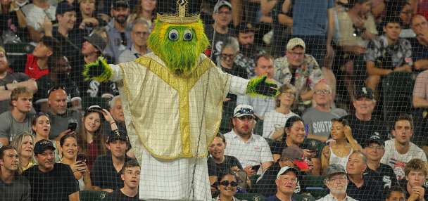 Reds rally late, beat the White Sox 5-4 in the 10th to spoil pope hat giveaway night
