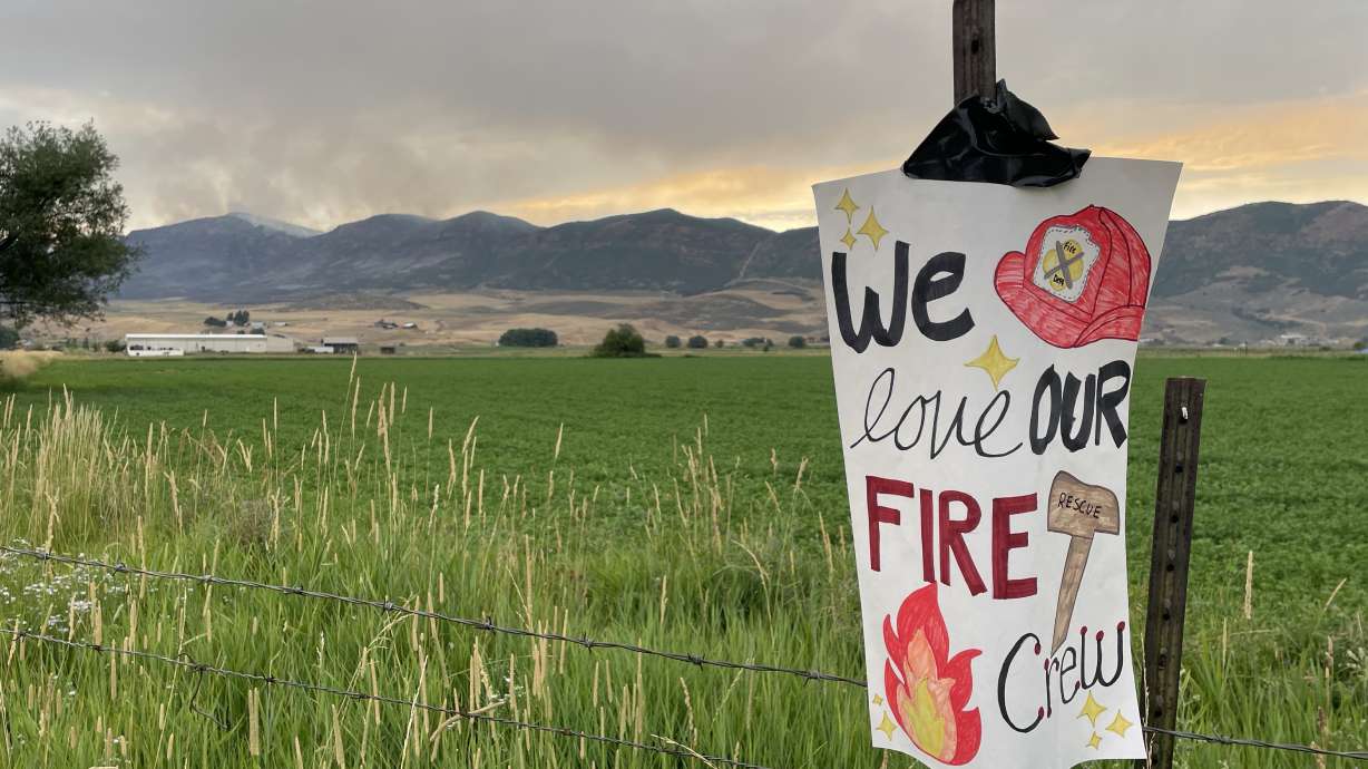 Fire crews ask Utah recreationists to stay clear as aircraft collect water