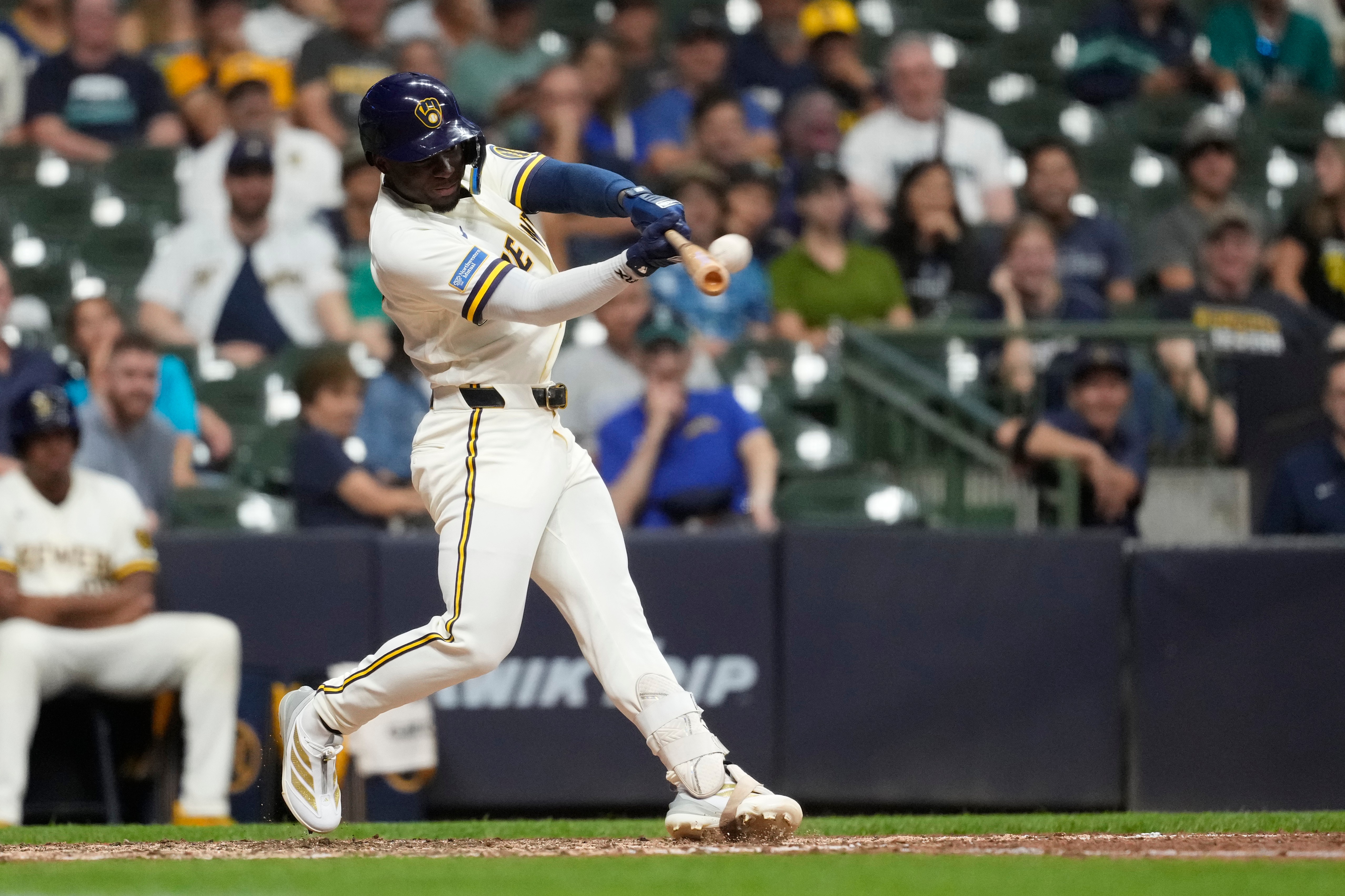 Power surge fuels record-tying night for Brewers in 22-0 rout of Mariners