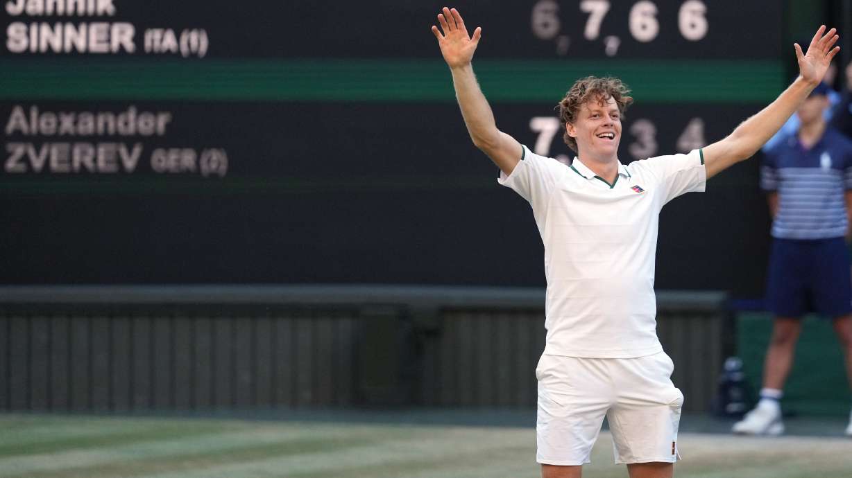 El italiano Jannik Sinner reacciona después de vencer al alemán Alexander Zverev en la Final masculina del Campeonato de Tenis de Wimbledon, el domingo 12 de julio de 2026, en Londres.