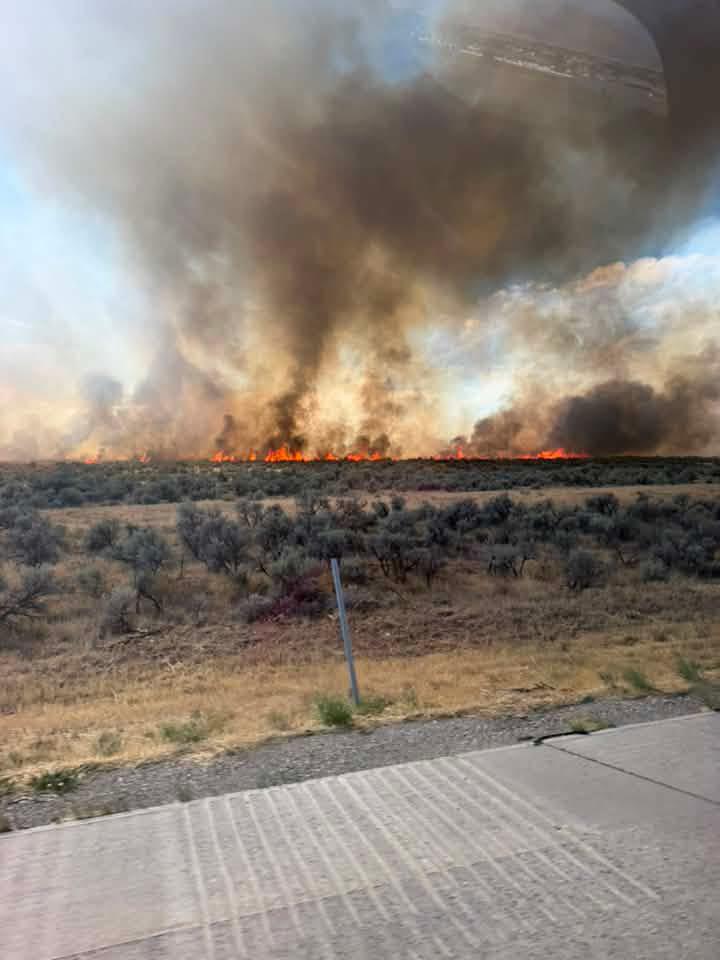 Grass fire in Garland prompts I-15 closure, neighborhood evacuation 