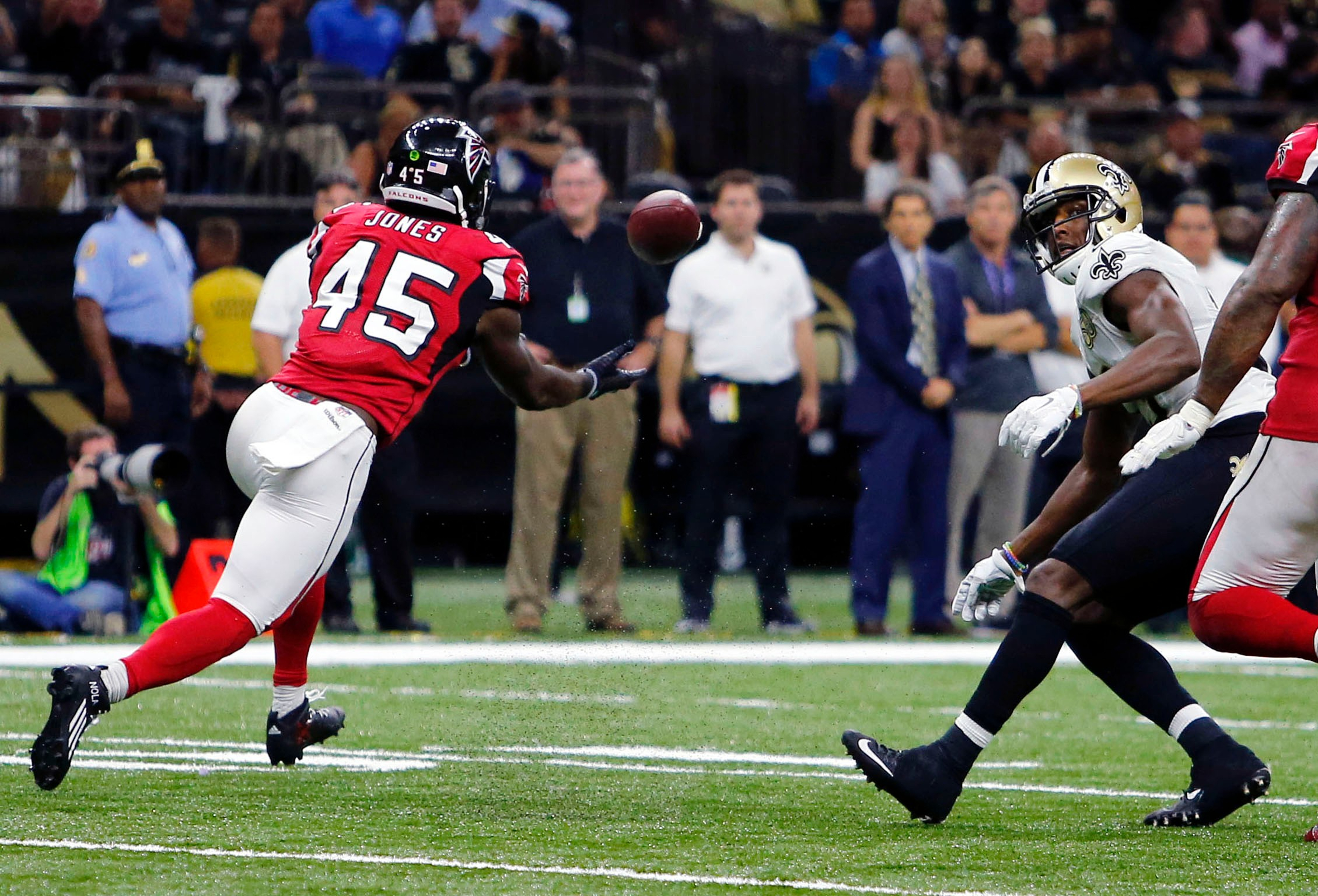 The 49ers acquire LB Deion Jones from the Saints for RB Zamir White, AP source says