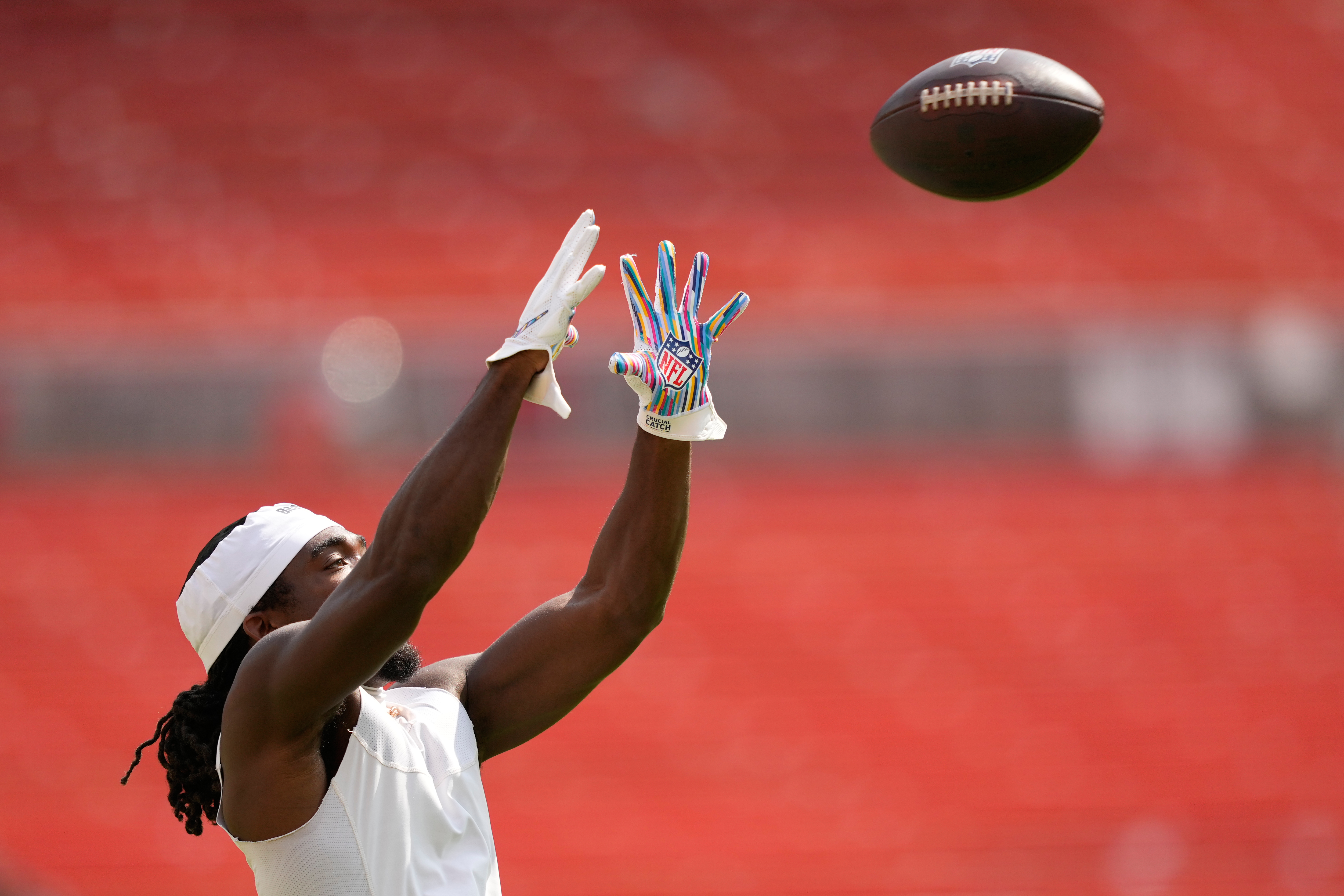 Cleveland Browns tight end Dae'Quan Wright warms up before a preseason NFL football game against the Buffalo Bills, Saturday, Aug. 22, 2026, in Cleveland. 