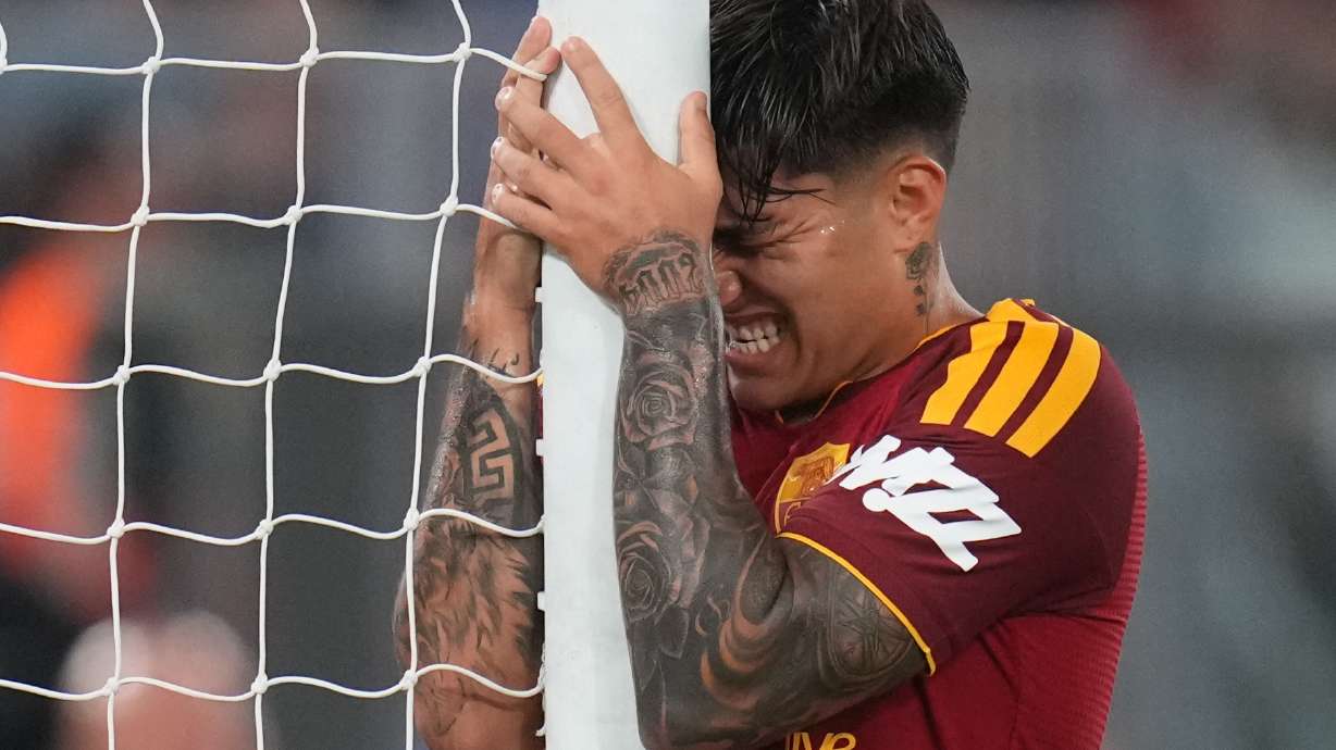 Roma's Santigo Castro reacts after missing a scoring chance during the Italian Serie A soccer match between Roma and Fiorentina, in Rome, Monday, Aug. 24, 2026.