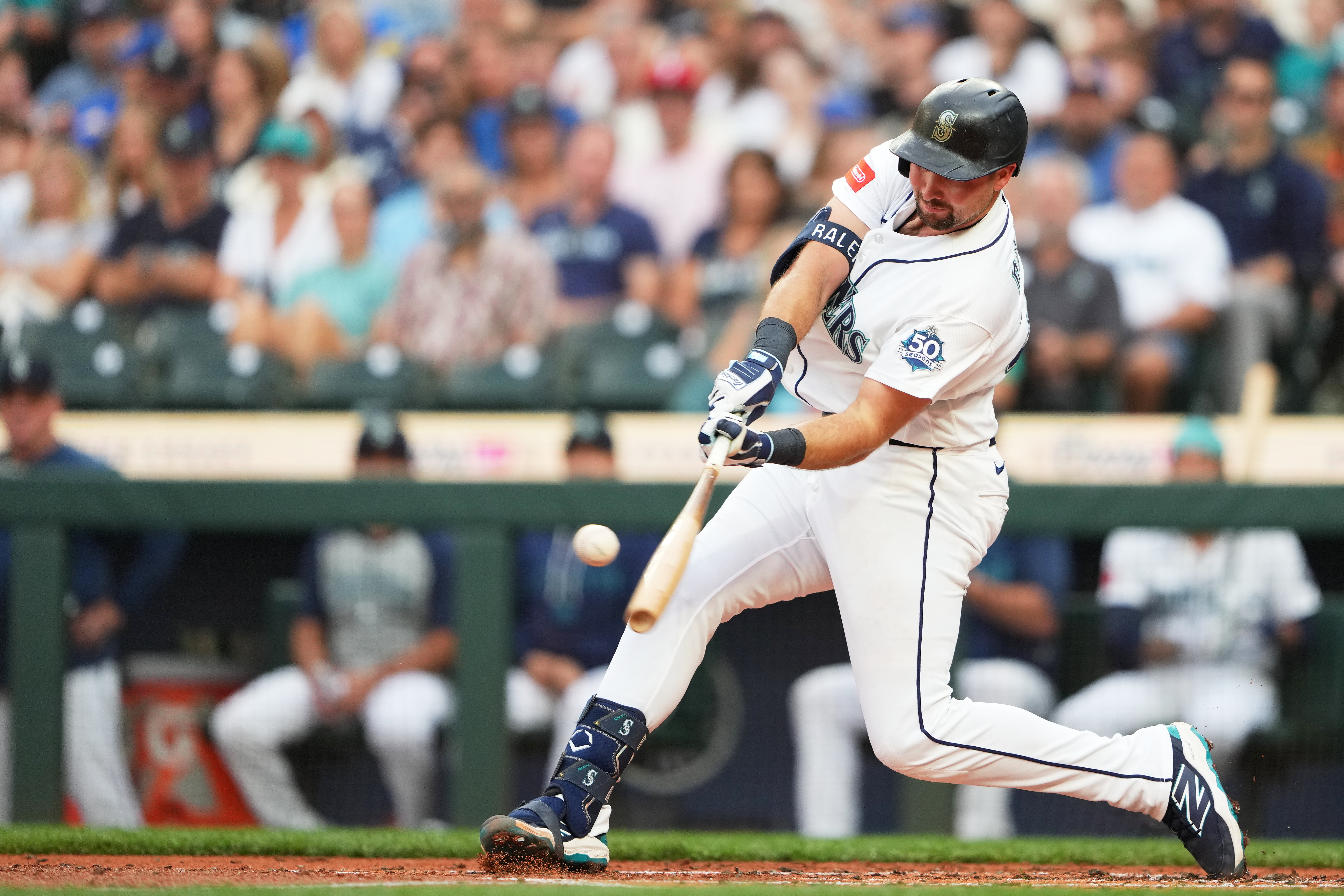 Slugger Cal Raleigh extends homer streak to 4 at-bats and ties Mariners' record