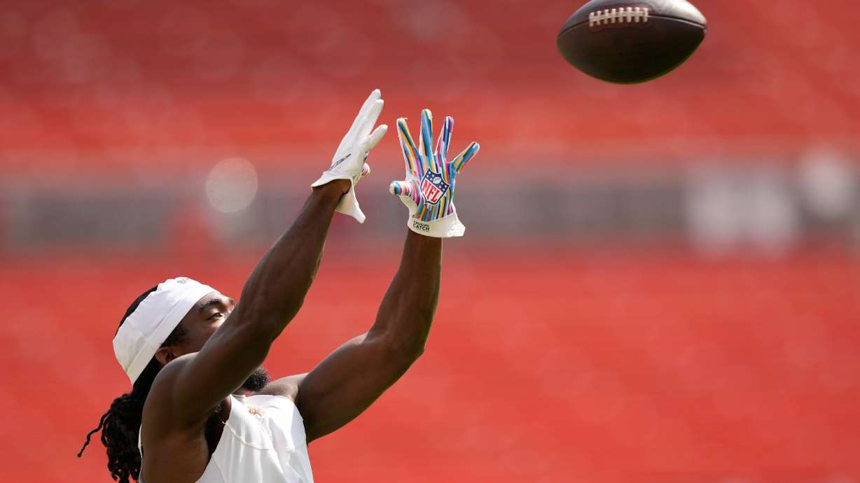 Cleveland Browns tight end Dae'Quan Wright warms up before a preseason NFL football game against the Buffalo Bills, Saturday, Aug. 22, 2026, in Cleveland.