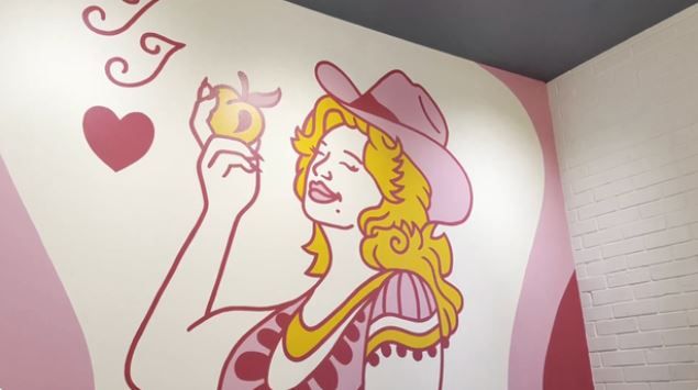 Bar raises money for Dolly Parton's Imagination Library with tribute cocktails