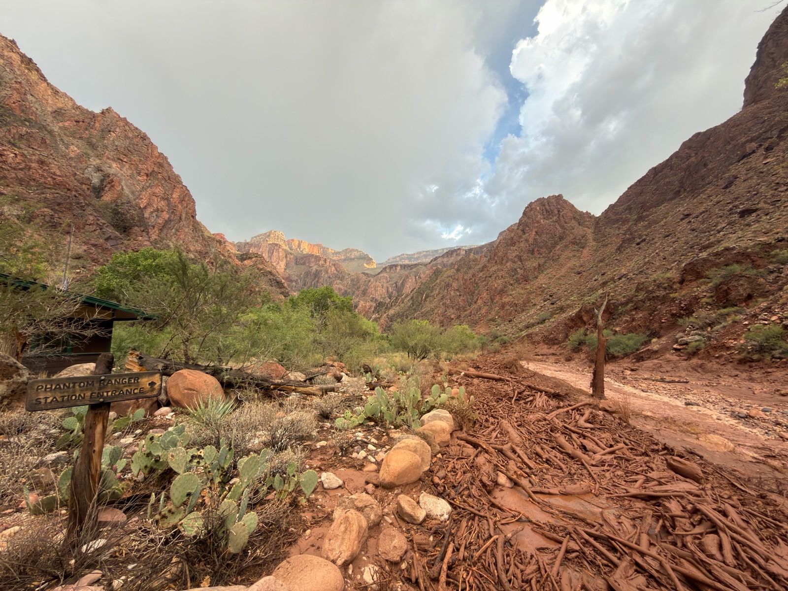 Death toll rises from Grand Canyon flooding; hotel accommodations now closed