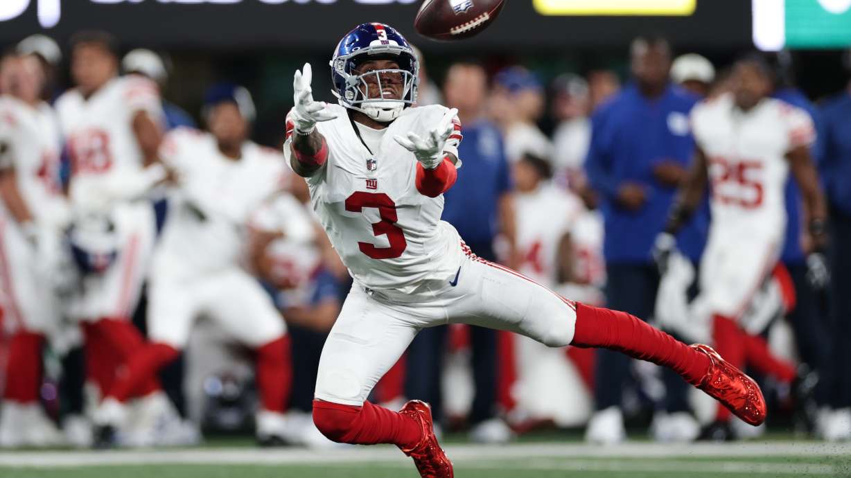 New York Giants wide receiver Odell Beckham Jr. (3) can't make the catch during the first half of a preseason NFL football game against the New York Jets, Friday, Aug. 28, 2026, in East Rutherford, N.J.