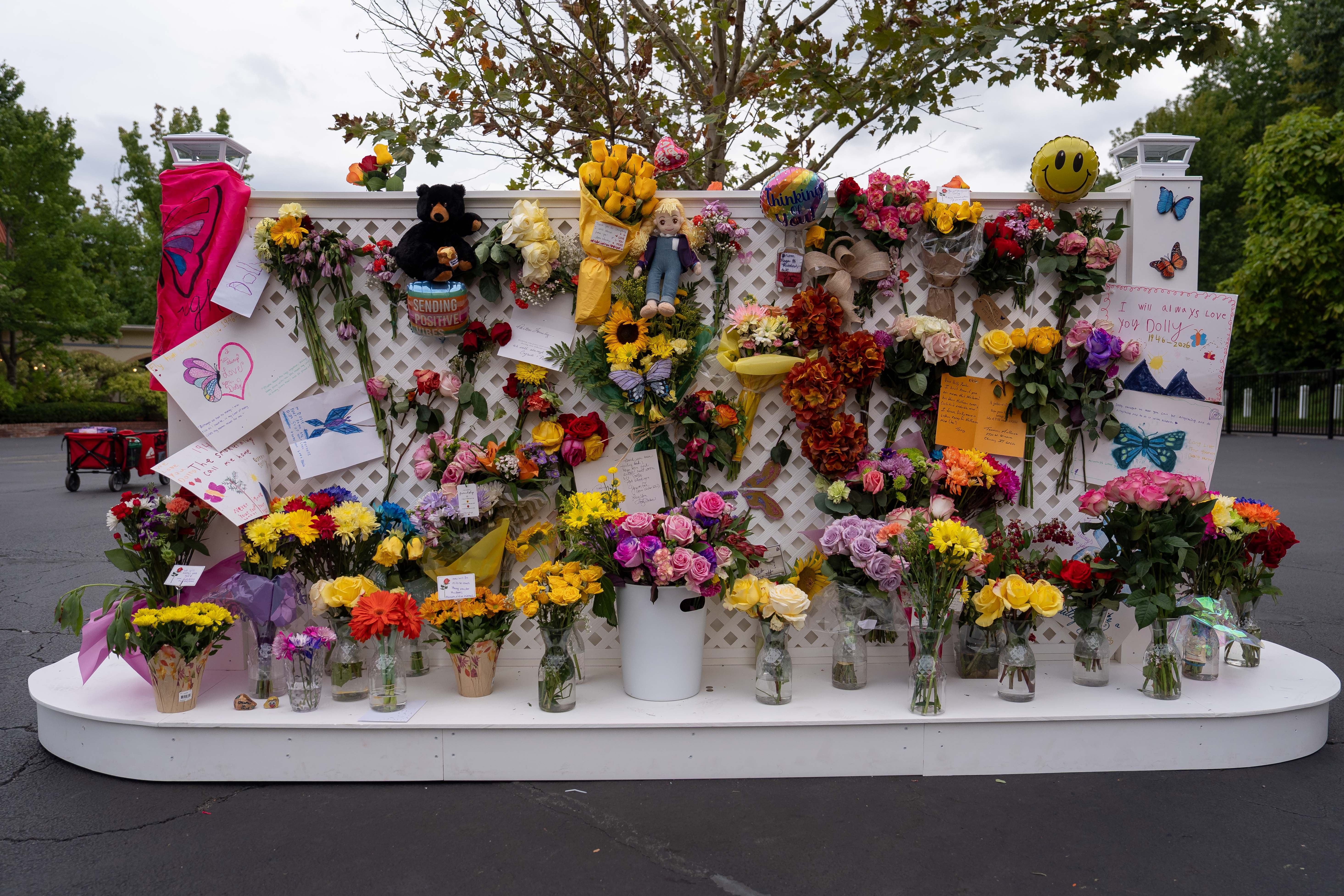 A memorial wall for Dolly Parton stands outside the Dollywood theme park in Pigeon Forge, Tenn., Wednesday, Aug. 26, 2026. 
