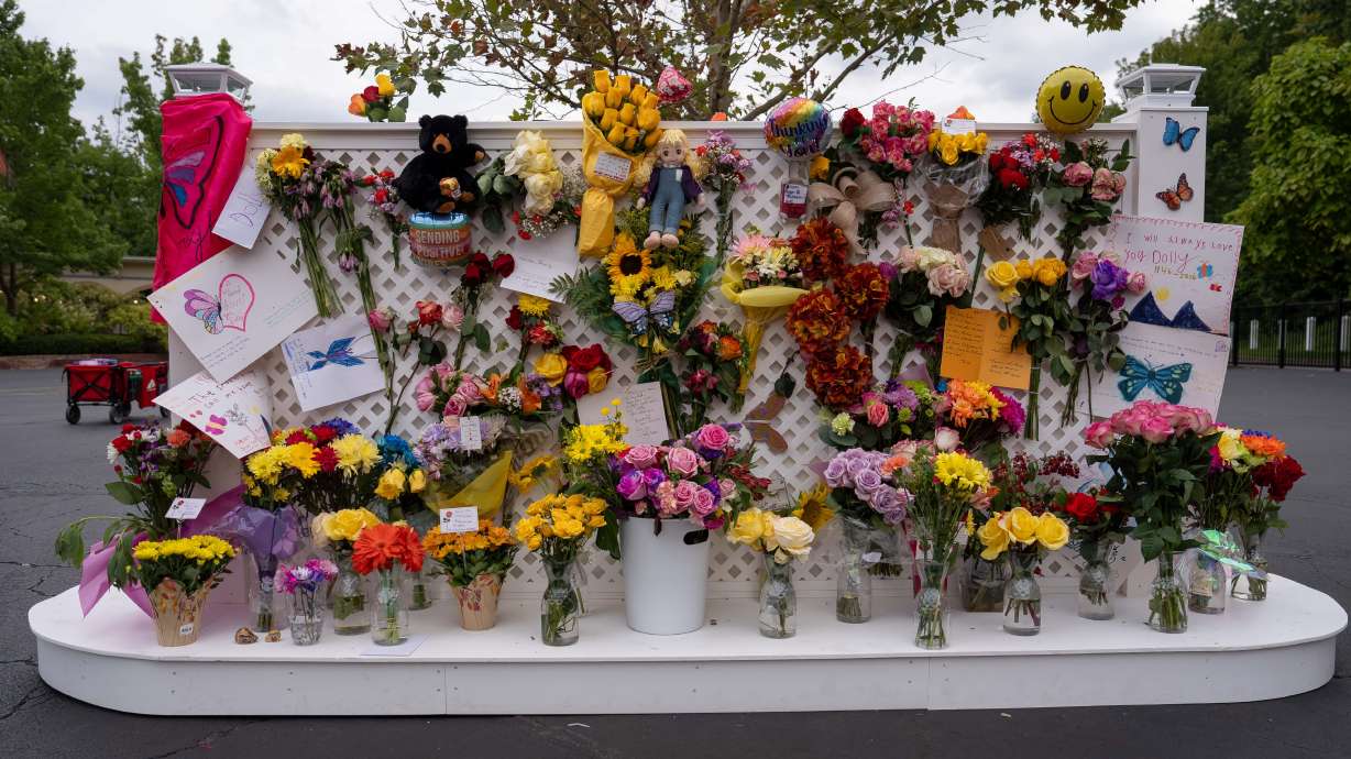 A memorial wall for Dolly Parton stands outside the Dollywood theme park in Pigeon Forge, Tenn., Wednesday, Aug. 26, 2026.