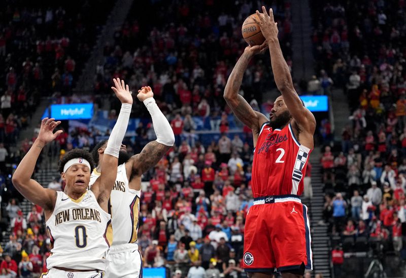 Oct 31, 2025; Inglewood, California, USA;LA Clippers forward Kawhi Leonard (2) shoots the wining shot against New Orleans Pelicans guard Jeremiah Fears (0) and New Orleans Pelicans guard Saddiq Bey (41) watches as time expires of a 126-14 victory at Intuit Dome.