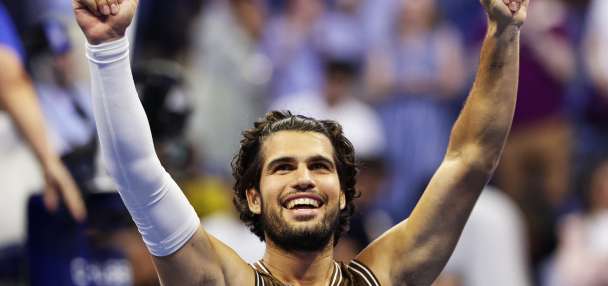 Carlos Alcaraz recovers after dropping the first set to reach the third round at the US Open