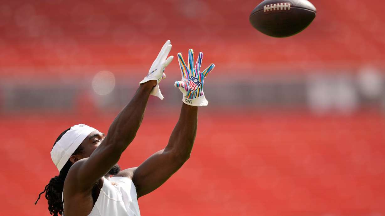 Dae'Quan Wright, ala cerrada de los Browns de Cleveland, calienta previo a un partido de pretemporada de la NFL en contra de los Bills de Buffalo, el sábado 22 de agosto de 2026, en Cleveland.