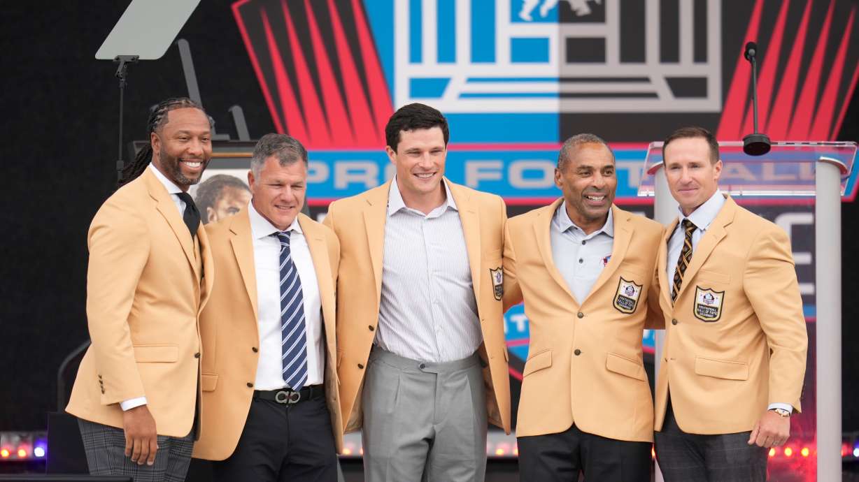 From left, former NLF players Larry Fitzgerald, Adam Vinatieri, Luke Kuechley, Roger Craig, and Drew Brees pose for a photo during the Pro Football Hall of Fame induction ceremony at the Pro Football Hall of Fame, in Canton, Ohio, Saturday, Aug. 8, 2026.