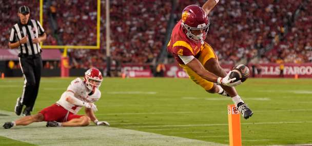 Maiava passes for 349 yards, hits frosh Mosley for 2 TDs in No. 14 USC's 39-0 rout of Fresno State