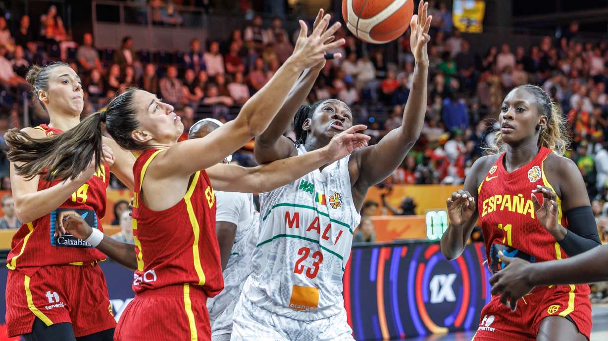 Mali's Sika Kone vies for the ball with Spain's Maite Cazorla, left, during the women's World Cup basketball match between Mali and Spain, in Berlin, Saturday, Sept. 5, 2026.