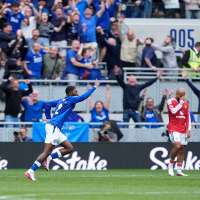 Arsenal rallies to 2-1 win against Chelsea and Man United drops more points in the Premier League