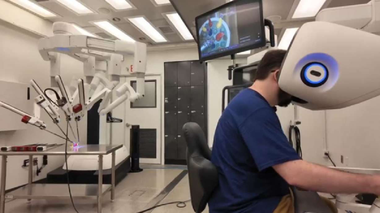 Jonathan Sculley was able to get up close and personal with the robotic surgery system that saved his life.
