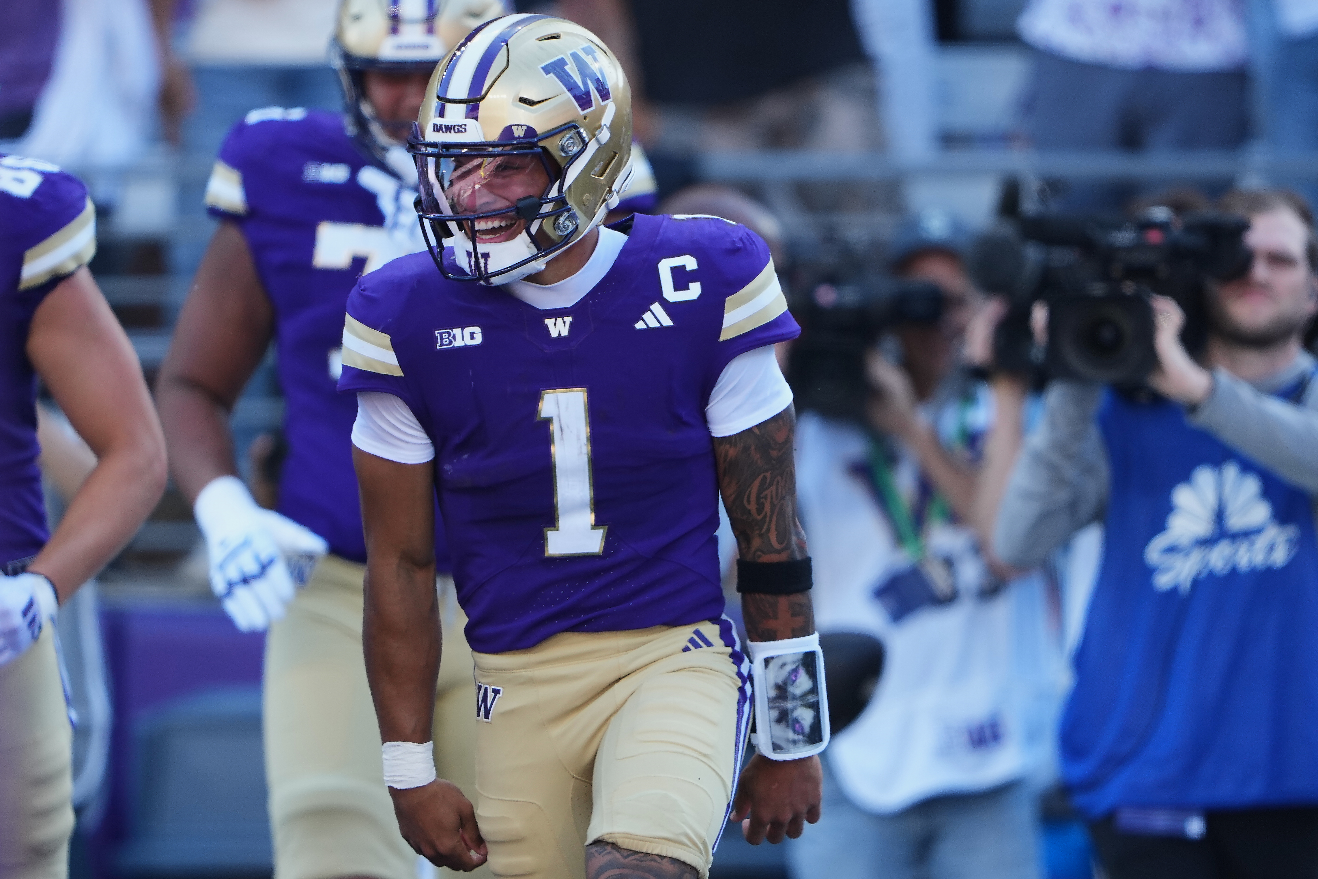 No. 17 Washington struggles on offense but pulls out 24-10 Apple Cup win over Washington State