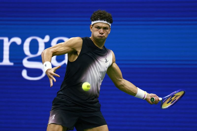 Tennis - U.S. Open - Flushing Meadows, New York, United States - September 6, 2026 Ben Shelton of the U.S. in action during his round of 16 match against Greece's Stefanos Tsitsipas