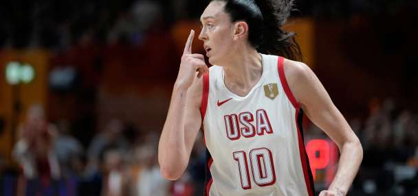 Breanna Stewart sparks US to 105-64 rout of Czech Republic after a scare vs Italy
