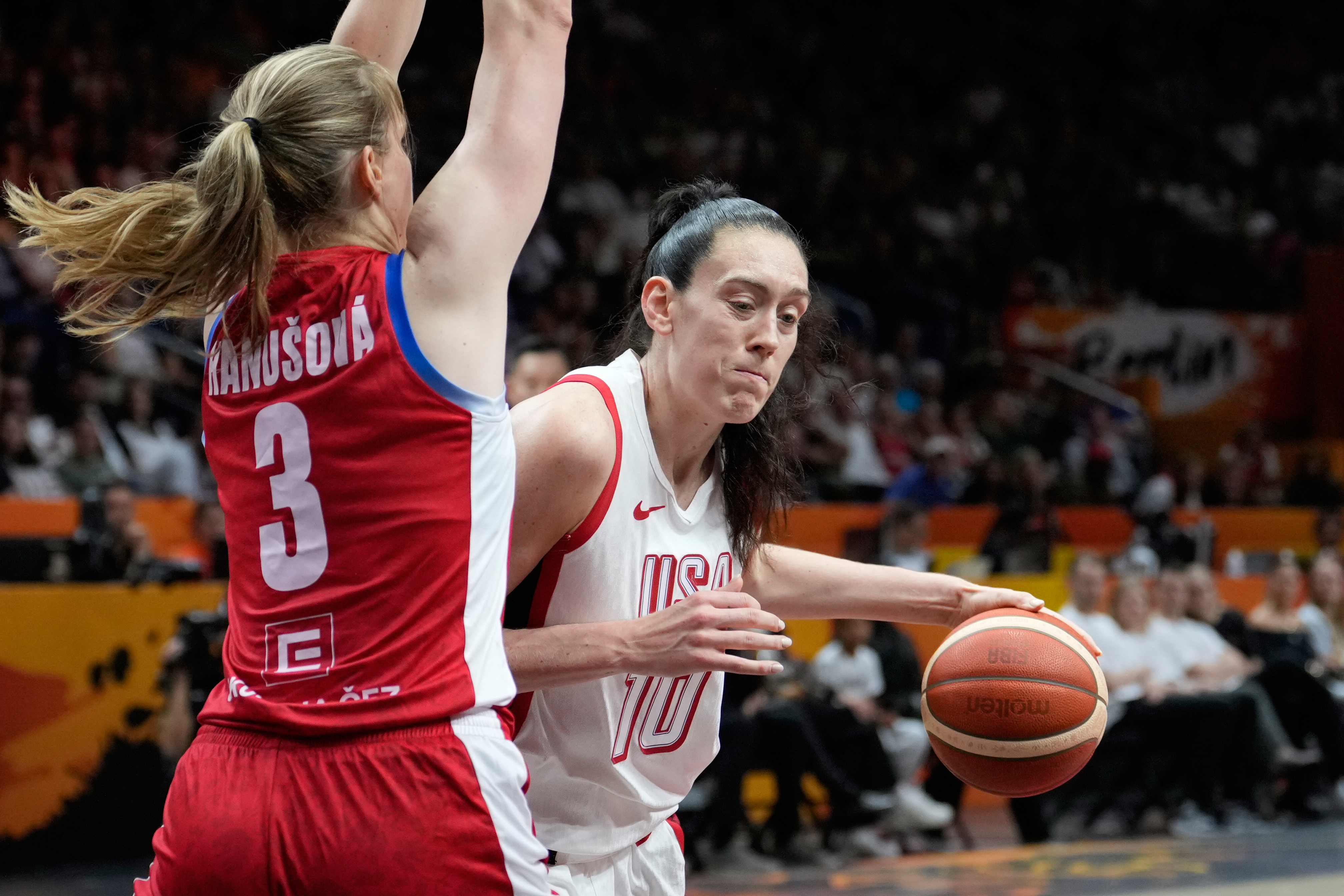 Breanna Stewart embraces pressure on US as new faces chase a fifth straight World Cup