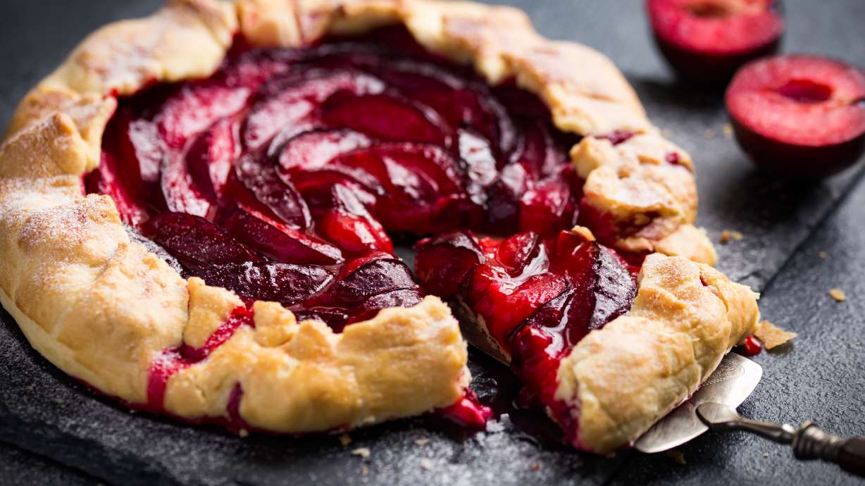 Plums are in season, and it's a great excuse to make this easy plum dessert that's perfect for beginners!