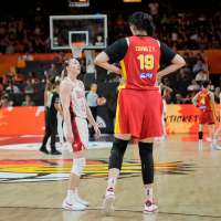 Zhang Ziyu towers in her World Cup debut as 7-foot-3 sensation helps China reach the quarterfinals