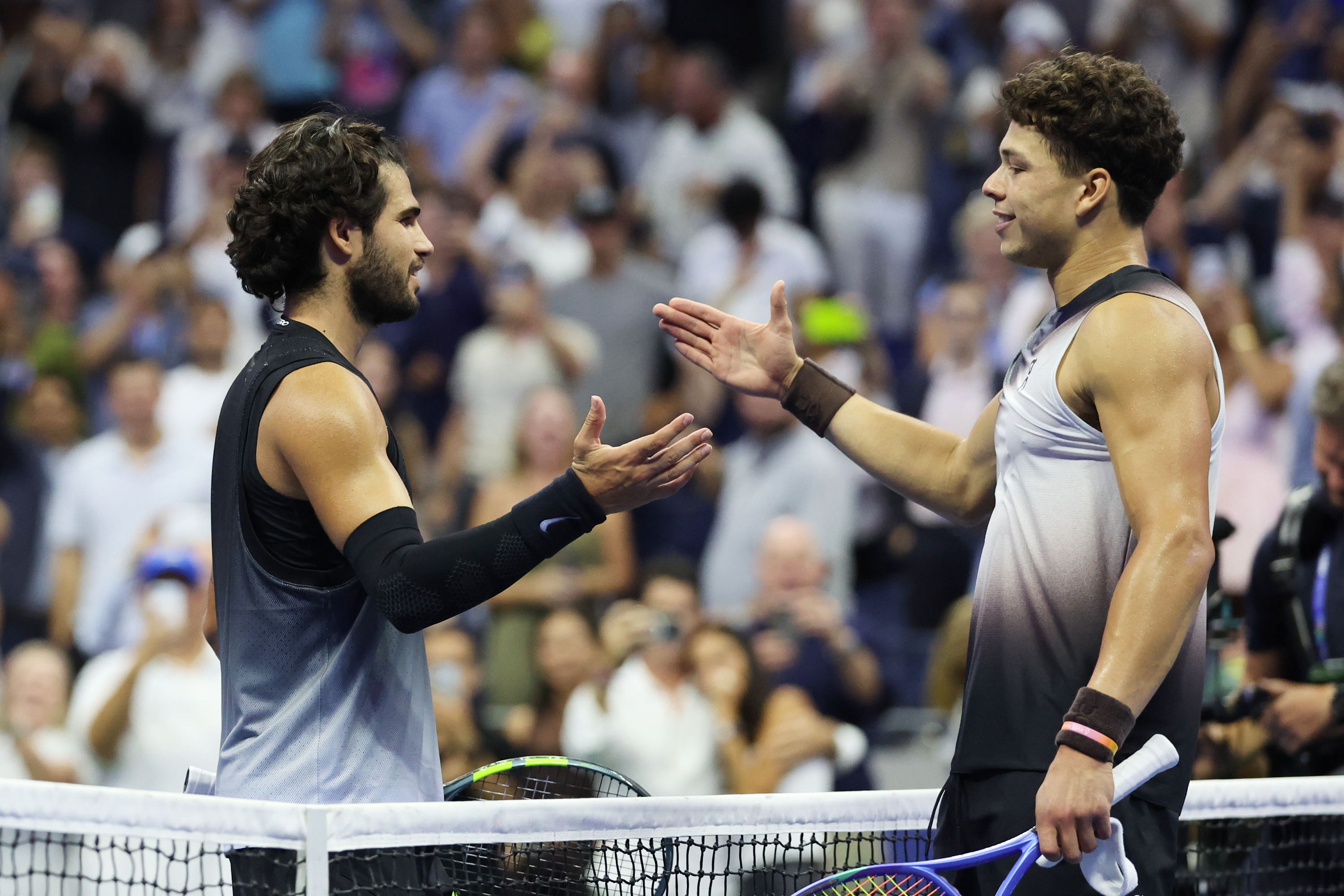 Ben Shelton (derecha) recibe las felicitaciones de Carlos Alcaraz tras su victoria en los cuartos de final del US Open, el miércoles 9 de septiembre de 2026, en Nueva York. 