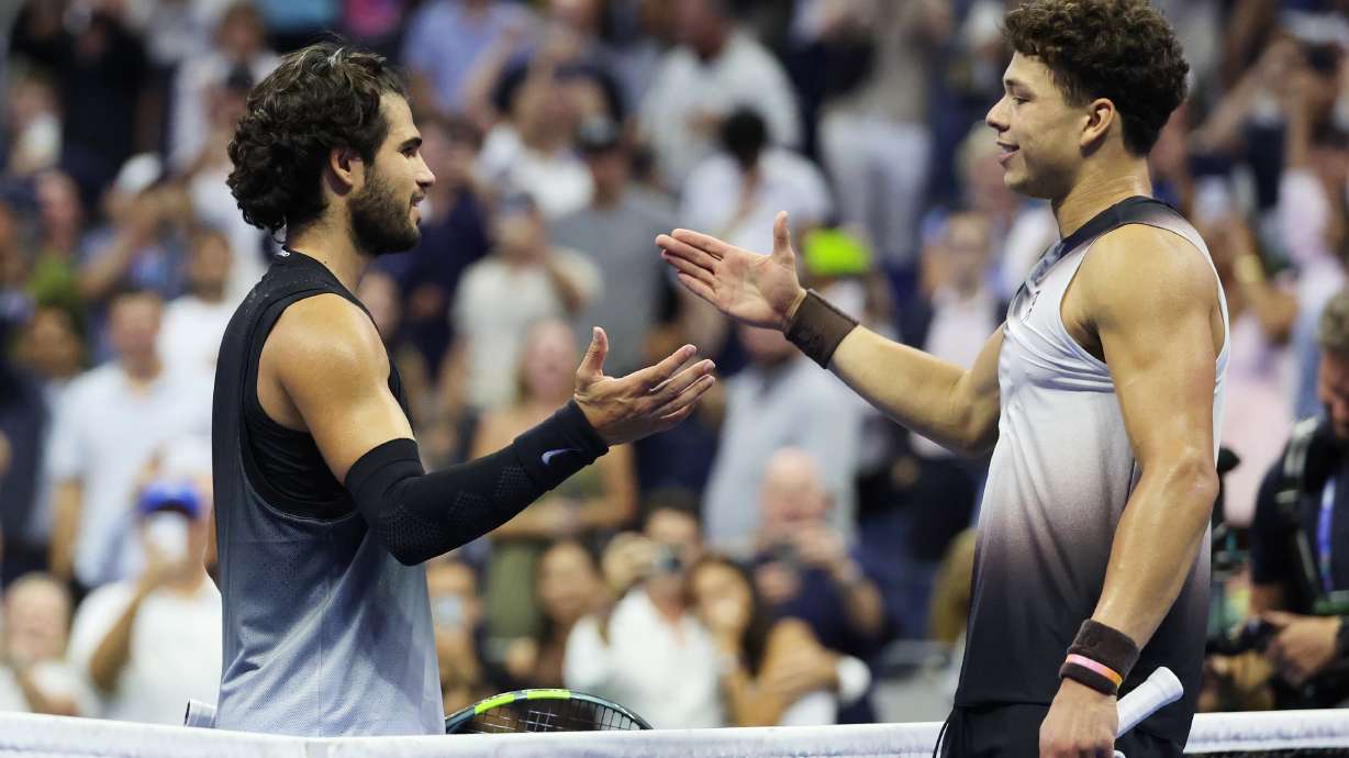 Ben Shelton (derecha) recibe las felicitaciones de Carlos Alcaraz tras su victoria en los cuartos de final del US Open, el miércoles 9 de septiembre de 2026, en Nueva York.