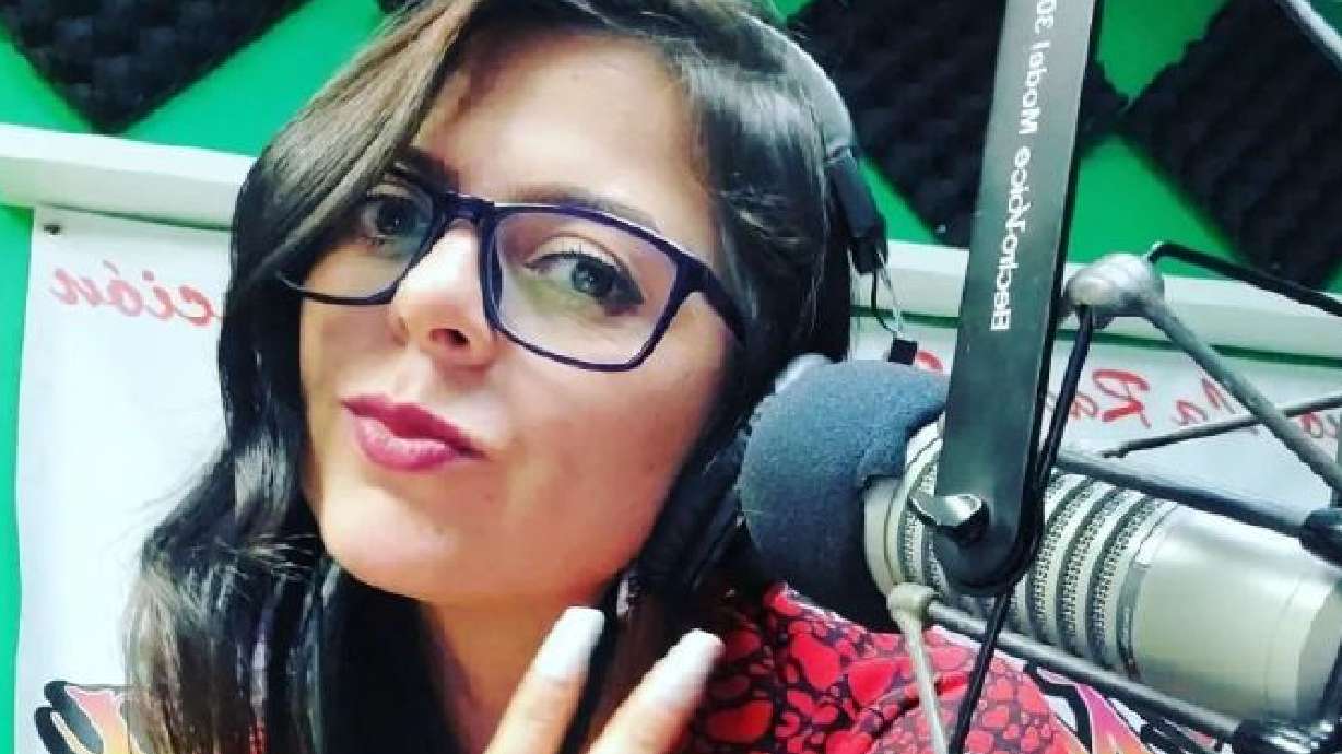 The family of a Spanish-language radio host who was killed in 2021 is urging prosecutors to reconsider a proposed plea deal that could reduce the charge against the man accused of murdering her.