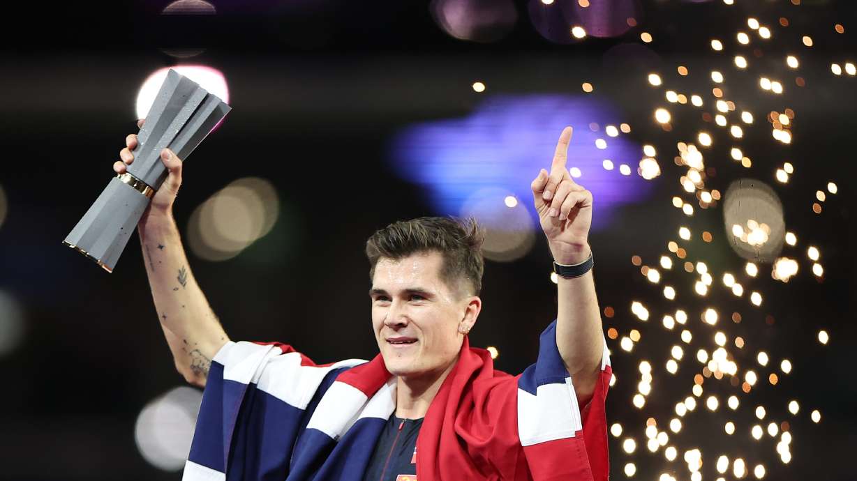 Jakob Ingebrigtsen, of Norway, celebrates winning the men's 5,000 meters final during the World Athletics Ultimate Championship in Budapest, Hungary, Friday, Sept. 11, 2026.